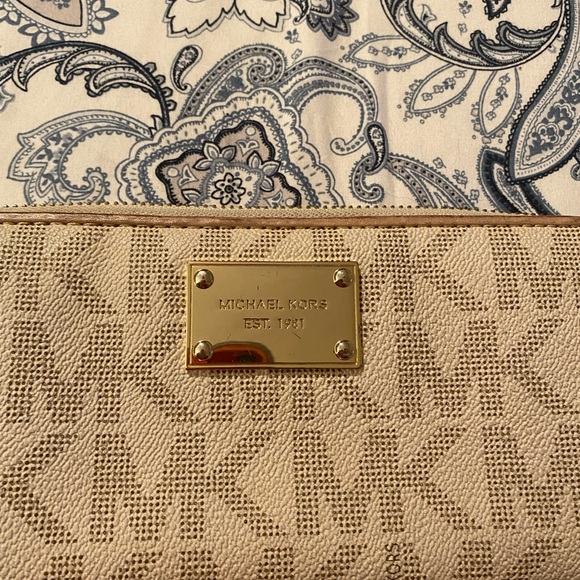 Michael Kors wallet with gold tone plate on front - Picture 2 of 14